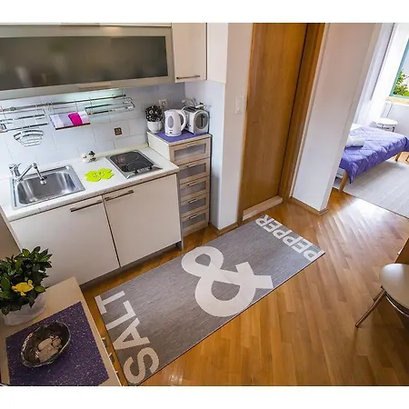 Sunny Promenade Studio Split Room photo